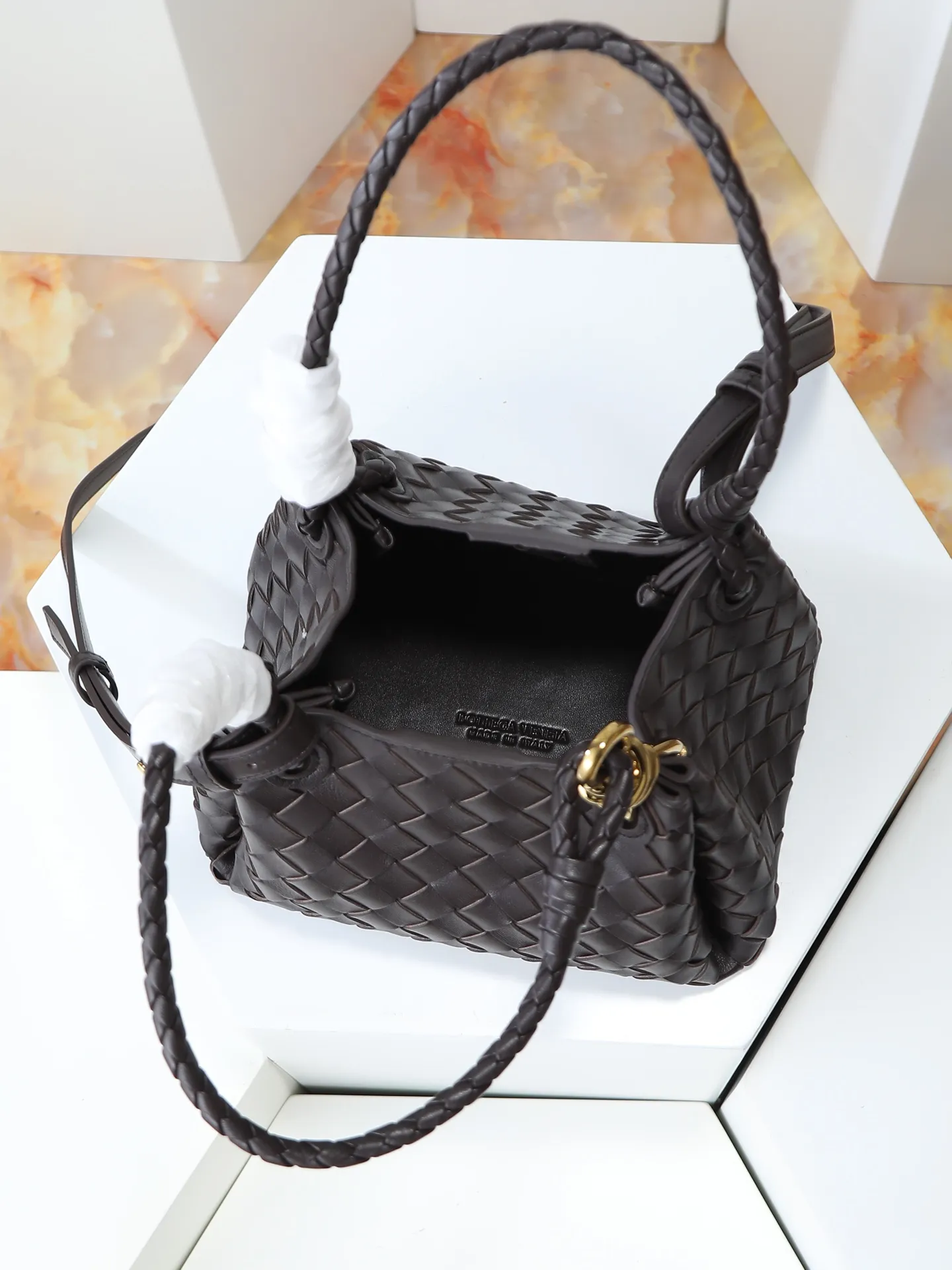 1250. Home B has a new product! Andiamo combines archive parachute handbags to inherit retro elements and integrate modern trends. The same style as Shu Qi's Night in Beijing. It is a continuation of the classic bag. It has three functions: hand carry, shoulder and cross-body. It is embellished with metal brass knot buckles. It is small and has an amazing capacity. It can easily hold all kinds of daily necessities with a box, sunglasses, small bottle, water powder, charger, and the upper body is versatile. Style number: 796569 Size: 21*17*16.5cm